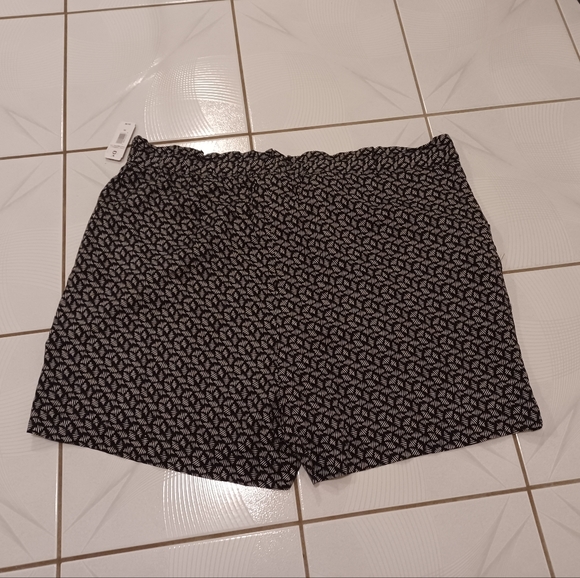 4/$60 Black & White Fancy Shorts - Size 3X - Picture 3 of 5
